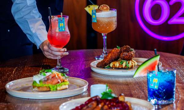 Bottomless cocktails in table in Bar 62